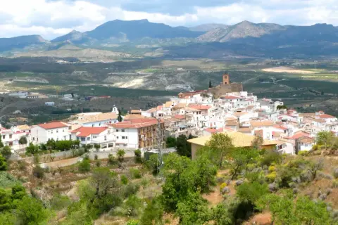 Vista panorámica de Serón, un pueblo blanco con tejados naranjas, rodeado de montañas y vegetación. Descubre qué hacer en Serón.