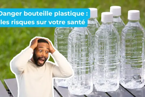 Un homme choqué regarde plusieurs bouteilles d'eau en plastique. Le danger de la plastique bouteille d'eau pour la santé est mis en avant.