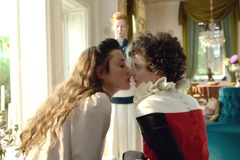 Élisabeth de Wittelsbach, jeune et belle, s'apprête à embrasser un jeune homme, sous le regard d'une autre femme.
