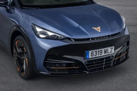 Niebieski Cupra Tavascan z miedzianymi akcentami na felgach i zderzaku.