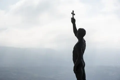 Pomnik człowieka z krzyżem wzniesionym ku niebu. Jak się przygotować na 3 dni ciemności?