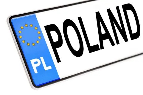 Tablica rejestracyjna z napisem POLAND i symbolem UE. Pamiętaj o terminowym przerejestrowaniu pojazdu, by uniknąć kary.