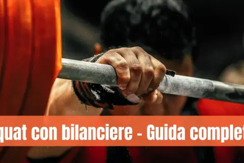 Primo piano di una mano che afferra un bilanciere, pronta per uno squat con bilanciere.