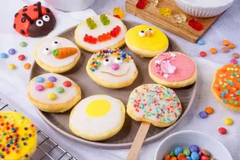 Bunte Kekse, inspiriert von einem amerikanischen Rezept, mit lustigen Gesichtern, Marienkäfern und Gummibärchen.
