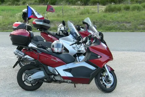 Gotowe na przygodę? Dwa skutery czekają na kolejny etap podróży. To idealny sprzęt do turystyki motocyklowej.