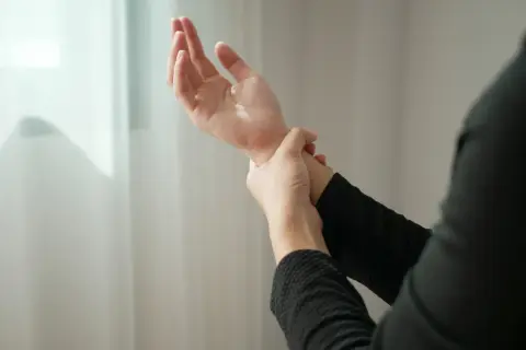 Drętwienie rąk: do jakiego lekarza? Kiedy to sygnał alarmowy?