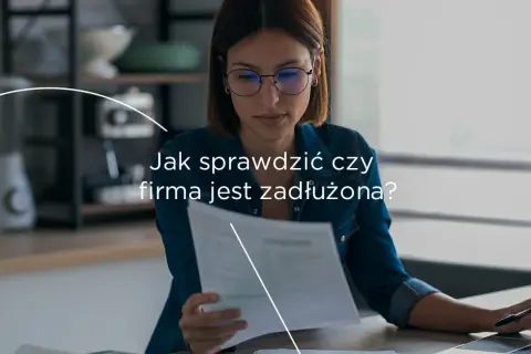 Kobieta analizuje dokumenty, szukając odpowiedzi na pytanie: jak sprawdzić czy firma jest zadłużona?