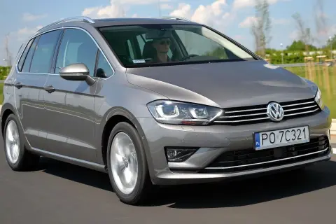 Szary Volkswagen Golf Sportsvan w ruchu drogowym. Wady tego modelu mogą obejmować ograniczoną przestrzeń bagażową w porównaniu do innych kombi.