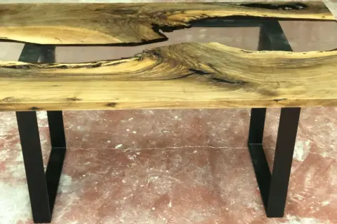 Tavolo legno e resina fai da te con venature uniche e gambe nere a V.