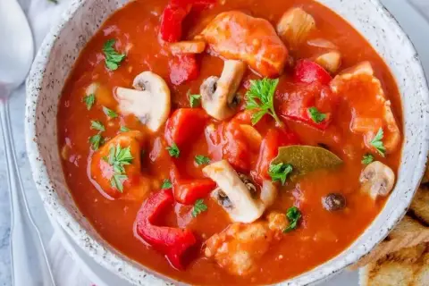 Strogonow drobiowy z pieczarkami i ogórkiem: Przepis, który zawsze się udaje