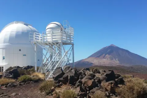 Obserwatoria astronomiczne na tle majestatycznego wulkanu Teneryfa.