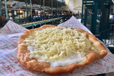 Lángos z serem i śmietaną – idealna odpowiedź na pytanie, co zjeść w Budapeszcie. Pyszne i sycące danie.