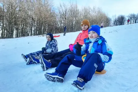 Gdzie na sanki z dzieckiem w Dolnośląskiem? Sprawdź najlepsze miejsca i porady!