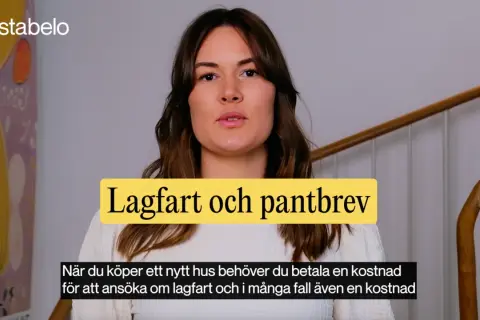 Kvinna förklarar vad menas med pantbrev och lagfart. När du köper hus tillkommer kostnader för dessa.