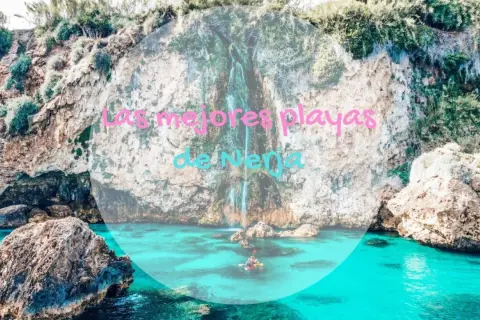 Aguas turquesas y acantilados verdes en las mejores playas de Nerja. Un kayak navega cerca de una cascada.
