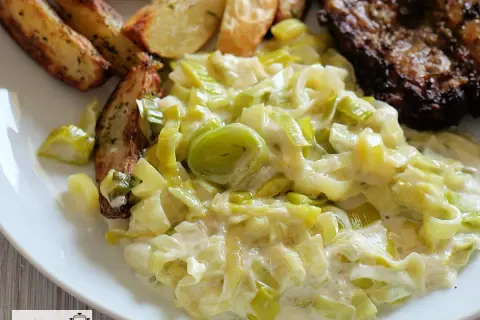 Cremiger Lauch, eine köstliche Beilage zu Steak und Kartoffelspalten. Perfekt für Lauch Rezepte.