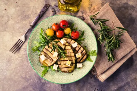 Grillowany bakłażan z pomidorkami i fetą. Idealny na lato, a jak długo smażyć bakłażana? Krótko, by był al dente.