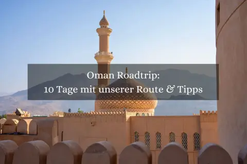 Oman Roadtrip: 10 Tage mit Route & Tipps. Moschee mit Minarett und Festungsmauern vor Bergkulisse.