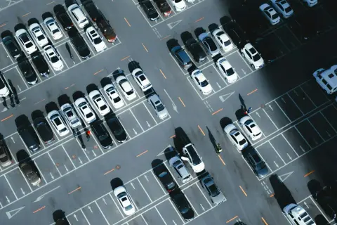 Ile miejsc parkingowych na osiedlu? Lokalne przepisy decydują!