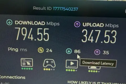 Test de débit internet : 794.55 Mbps en téléchargement, 347.53 Mbps en envoi. Le ping est de 86 ms, ce qui indique la latence.