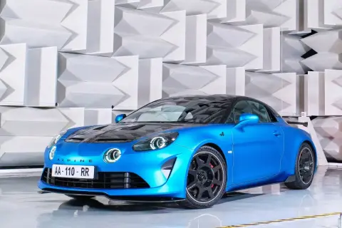Alpine A110 R bleue, prête à libérer ses chevaux dans un décor acoustique futuriste.
