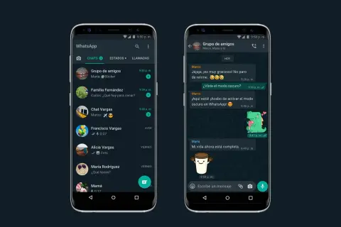 Dwa telefony z WhatsApp w trybie ciemnym. Na jednym ekranie lista czatów, na drugim rozmowa. Dowiedz się, jak wyłączyć tryb ciemny w telefonie.