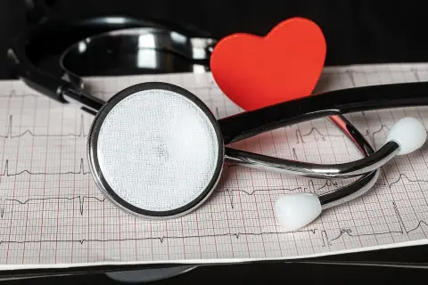 Stetoskop i czerwone serce na tle zapisu EKG. Dbamy o Twoje nt probnp.