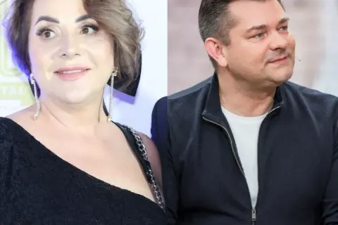 Danuta Martyniuk, znana jako "cyganka", w czarnej koronkowej sukni obok mężczyzny w granatowej kurtce.