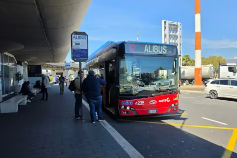 Autobus Alibus na lotnisku w Katanii, gotowy do odjazdu do centrum miasta.