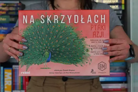 Gra "Na skrzydłach: Ptaki Azji" z pawiem na okładce. Dodatki do gry z ptakami Azji i kartami bonus.