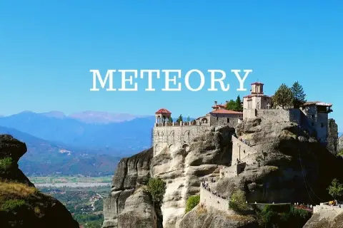 Niesamowite klasztory Meteory w Grecji, zbudowane na skalnych szczytach, zapierają dech w piersiach.