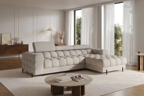Ein helles Wohnzimmer mit einem beigen Ecksofa und einem runden oder eckigen couchtisch aus Stein und Holz.