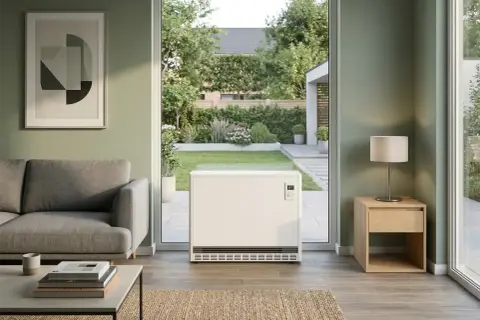 Moderner Heizkörper im Wohnzimmer mit Blick auf den Garten. Ein Austausch von Nachtspeicherheizungen ist oft eine gute Idee.