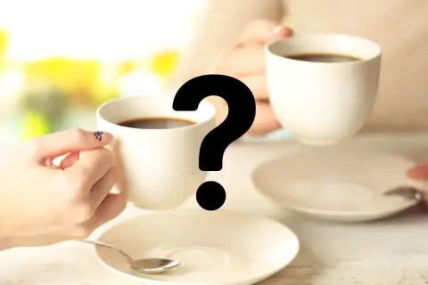 Två koppar kaffe och ett stort frågetecken. Hur påverkar koffein kroppen?