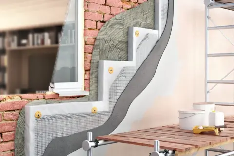 Dettaglio costruttivo di un cappotto termico esterno con isolante, rete e intonaco. Il miglior intonaco per cappotto esterno garantisce protezione e finitura.