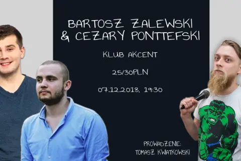 Trzech mężczyzn, jeden z mikrofonem, na plakacie zapowiadającym występ Bartosza Zalewskiego i Cezarego Ponttefskiego. Prowadzenie: Tomasz Kwiatkowski.