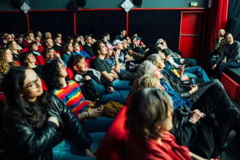 Publikum im Kino, gespannt auf den Film. Ein Abend im Docville Hamburg.