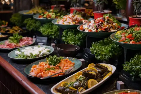 En härlig buffé med lax, sallader och grönsaker. En perfekt start på dagen med radisson blu waterfront frukost.