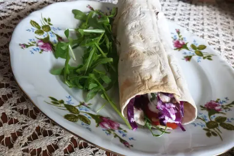 Pyszny wrap z warzywami i sosem, zawinięty w cienki **lawasz**. Co to jest? To idealna baza do zdrowego posiłku.