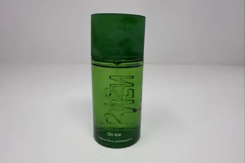 Zielona butelka perfum Carolina Herrera 212 Men On Ice.
