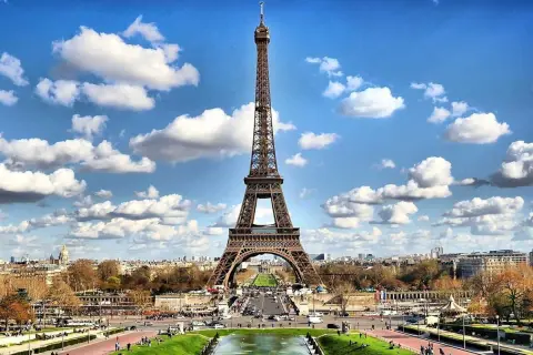 La Tour Eiffel, symbole de Paris, a été construite pour l'Exposition Universelle de 1889. Elle est un monument emblématique, une merveille d'ingénierie.