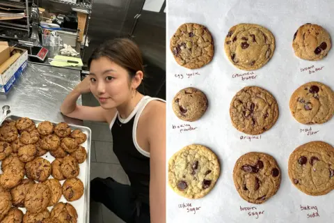 Eine junge Frau neben einem Blech voller frisch gebackener Kekse. Daneben verschiedene Kekse mit Beschriftungen, die auf die Zutaten beim Kekse backen hinweisen.