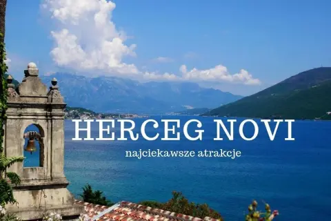 Widok na zatokę w Herceg Novi, Czarnogóra. Dzwonnica i góry w tle.