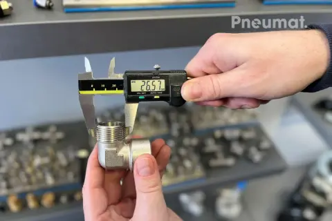 Precyzyjne pomiary to klucz do sukcesu. Zobacz, jak zmierzyć gwint za pomocą suwmiarki cyfrowej, uzyskując wynik 26,57 mm.