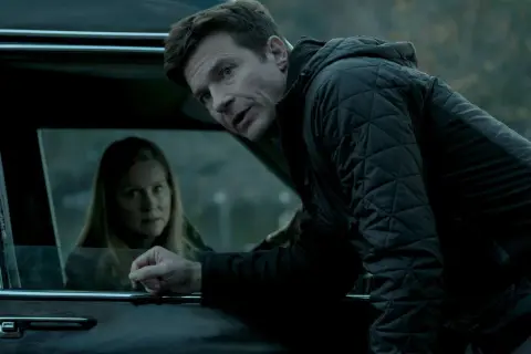 Marty und Wendy in Ozark Staffel 3, ein angespanntes Gespräch am Auto.