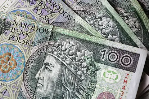 Złotówki polskie, banknot 100 zł z Władysławem Jagiełłą. Czekanie na uzasadnienie wyroku bywa długie, ale pieniądze zawsze są.