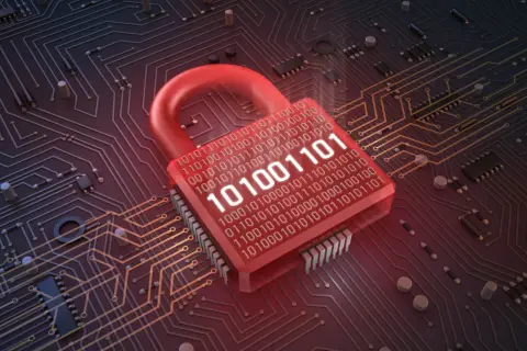Czerwona kłódka z kodem binarnym na tle obwodów drukowanych symbolizuje silny firewall chroniący dane.