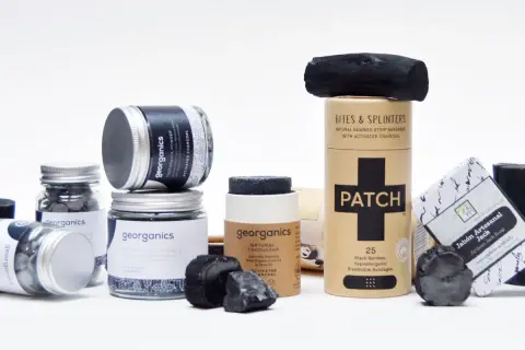 Productos de higiene personal con carbón activo: jabones, pasta de dientes y tiritas. Descubre sus propiedades purificantes.