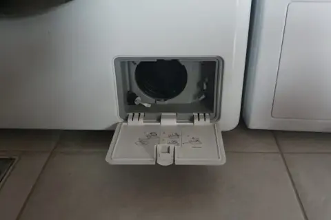 Jak wyjąć filtr z pralki Whirlpool ładowanej od góry bez problemów