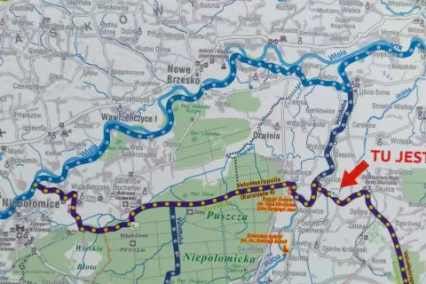 Mapa szlaku rowerowego VeloMetropolis z zaznaczoną trasą EuroVelo 11 i 4. Czerwona strzałka wskazuje "TU JESTEŚ" w okolicach Bogucic.